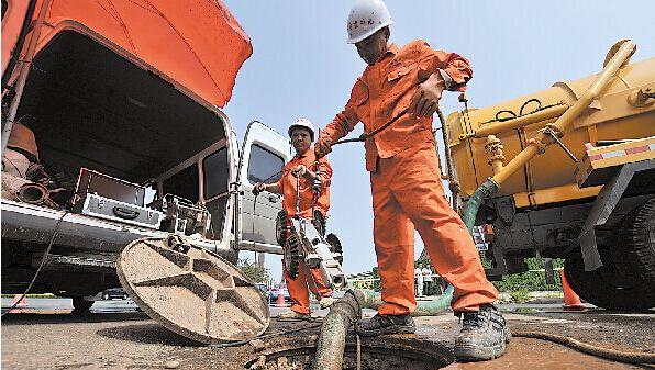 开挖修复管道“患处”,机器人为下水道查病 开挖修复管道“患处”,机器人为下水道查病