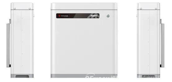 目前在户用光储充领域中,主流的电池为锂离子电池和铅酸电池。在储能发展前期,因锂离子电池技术及成本的原因,很难取得大规模应用。 目前,随着锂离子电池技术成熟度提高、大规模制造成本下降及政策导向等多种因素刺激,目前锂离子电池在户用领域已经大大超过了铅酸电池的应用。当然,产品属性也需要匹配市场的性格。在一些性价比突出的市场,对铅酸电池的需求也是旺盛的。 一、锂电池与铅酸电池对比 锂离子电池与铅酸电池相比,具有以下一些特点: 1、锂电池能量密度更大,铅酸电池30WH/KG,锂电池110WH/KG。 2、锂电池循环的寿命更长,铅酸电池平均300-500次,锂电池多达千次以上。 3、标称电压不同:单体铅酸电池2.0V,单体锂电池3.6V左右,锂离子电池更易串并联,得到不同电池组用于不同项目。 4、同等容量下,体积及重量都是锂电池更小。锂电池体积小30%,重量只有铅酸的三分之一到五分之一。 5、锂离子目前的应用更安全,有BMS统一管理所有模组。 6、锂离子价格较贵,是铅酸的5-6倍。 二、锂离子电池重要参数 目前,常规的户用储能电池有高压电池以及低压电池两种,电池系统的参数与电池选型息息相关,需要从安装、电气、安全、使用环境等考虑。下面以固德威低压电池为例,介绍一下电池挑选中需要注意的参数: 01 安装参数 1)重量/长宽高(weight/ dimensions) 需要根据不同的安装方式,考虑地面或者墙面的承重,安装条件是否满足。需要考虑可用安装空间,电池系统长宽高是否会在此空间受限。 2)安装方式(installation) 在客户现场如何安装,安装难度,如落地式/壁挂式安装。 3)防护等级(protection degree) 防水防尘最高等级。较高的防护等级意味着电池可以支持室外的使用。 02 电气参数 1)可用能量(usable energy) 系统最大的可持续输出能量,与系统额定能量、系统放电深度有关。 2)工作电压区间(operating voltage) 此电压区间需要与逆变器端电池输入电池区间相匹配,高压或低于逆变器端电池电压区间都会造成电池系统无法与逆变器配套使用。 3)最大持续充放电电流(maximum charge/discharge current) 电池系统支持最大的充放电电流,决定了电池多久可以充满,此电流会受限于逆变器端口最大电流输出能力。 4) 额定功率(rated power) 电池系统额定的功率,选择的功率最好能支持逆变器满载充放电功率。 03 安全参数 1)电芯种类(cell type) 主流电芯是磷酸铁锂(LFP)和镍钴锰三元(NCM)。与NCM三元材料相比,LFP材料更加稳定。固德威电池目前采用的就是磷酸铁锂电芯。 2)质保(warranty) 电池质保条款内容、质保年限及范围。 04 环境参数 1)工作温度(operating temperature) 电池支持工作的环境温度区间范围。固德威Lynx S电池支持的充电温度区间为0-50℃,放电温度区间为-20-50℃。 2)湿度/高度(humidity/altitude) 电池系统可承受的最大湿度范围及海拔高度区间。对于一些潮湿或者高海拔地区需要关注此类参数。 三、如何选择电池容量 电池容量是一个复杂的过程,除了需要考虑负载的情况外,还需要考虑很多其他因素如:电池充放电能力、储能机的最大功率、负载的用电时段、电池的实际最大放电量、具体的应用场景等,才能更合理地选择电池容量。 基本的顺序为: 注意:在户用光伏储能系统中,还需要考虑到光伏侧的效率、储能机的效率、电池的充放电效率来确定最合适的组件及逆变器功率范围。 应用场景包括很多,例如:自发自用(电费较高或没有补贴)、峰谷电价、备用电源(电网不稳定或有重要负载)、纯离网应用等。对应的每个场景需要考虑的情况各不相同。下面我们以“自发自用”和“备用电源”为例进行分析。 场景一 自发自用 某地区由于电价较高或者光伏并网补贴较低或者无补贴的情况(度电成本低于度电电费支出)。安装光伏储能系统主要是为了减少从电网的用电,降低电费支出。 应用场景特点: a. 不考虑离网运行(电网稳定) b. 光伏只是为了降低电网用电量(电费较高) c. 一般白天光照比较充足 我们综合考虑投入成本和用电情况,可以选择根据家庭平均日用电量(kWh)来选择电池的容量(默认光伏系统能量充足)。设计逻辑如下 : 这种设计理论上实现了光伏发电≥负载用电。但是在实际应用过程中,考虑到负载用电有一定的不规律性和光伏发电的抛物线特性以及天气状况,是很难达到两者完美对称的。只能说光伏+储能的供电能力≥负载的用电量。 场景二 备用电源 此类应用主要用在电网不稳定的地区或有重要负载的情境中。 应用场景特点: a. 电网不稳定 b. 有重要设备无法断电 c. 了解离网时设备的用电功率和离网时间 在东南亚某疗养院,有重要的供氧机需要24小时工作,供氧机的功率为2.2kW,现收到电网公司通知,明日起因电网改造,每天需要停电4小时。 这个场景中,供氧机是重要负载,离网时的用电总功率和离网预计时间是最关键的参数。以停电预计的最长时间4小时来计算,其设计思路可参考: 综合以上两种情况,设计的思路比较接近,需要考虑的是具体应用场景的不同诉求,需要针对具体的应用场景、电池充放电能力、储能机的最大功率、负载的用电时段、电池的实际最大放电量进行具体分析后,挑选最适合自己的储能电池系统。