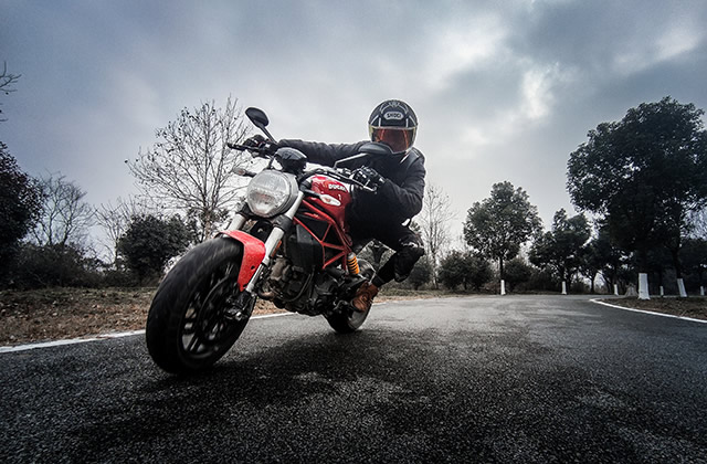 摩托骑行服大点好还是小点好 如何选购合身的摩托车骑行服