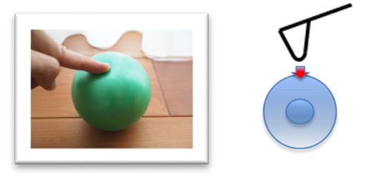 图片包含 小, 猫, 桌子, 球
描述已自动生成