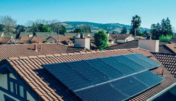 这种装置可在夜晚利用温差发电 以作为太阳能和储能的补充