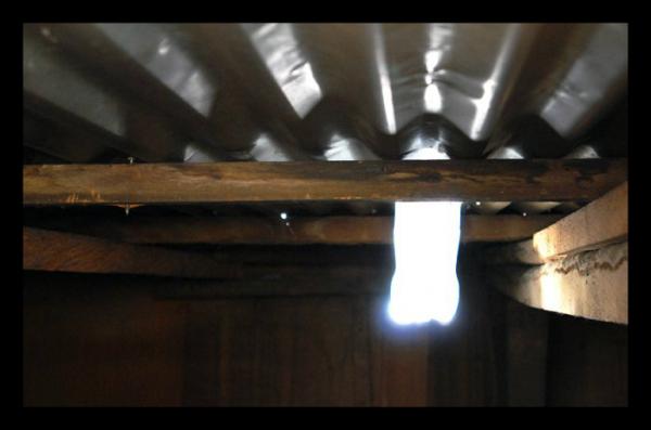 在不通电的情况下，如何将一瓶水变成一盏灯?