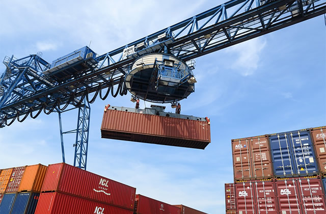 码头集装箱怎么装卸 运输集装箱装卸货物注意事项有哪些 