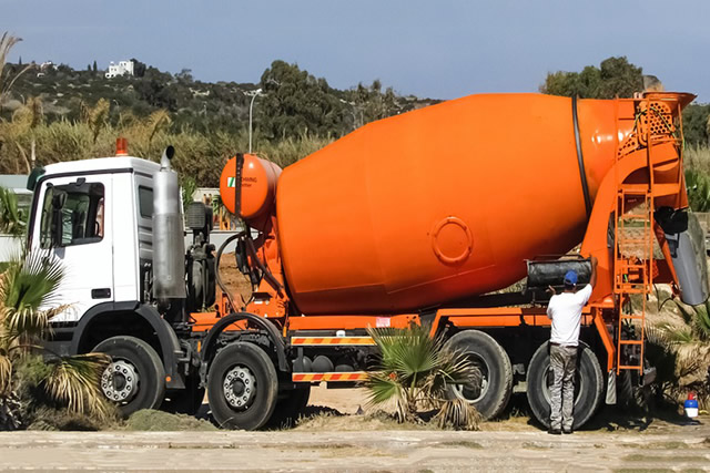 混凝土搅拌车如何清洗干净 混凝土搅拌车维护保养 