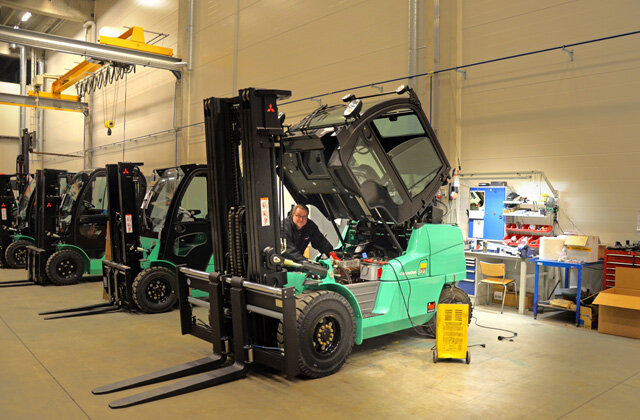 【叉车电瓶充电】电瓶叉车充电注意事项 叉车电瓶充电多长时间 