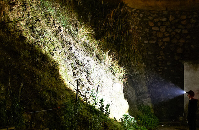 头灯和强光手电哪个亮度高 头灯和手电筒哪个好用 