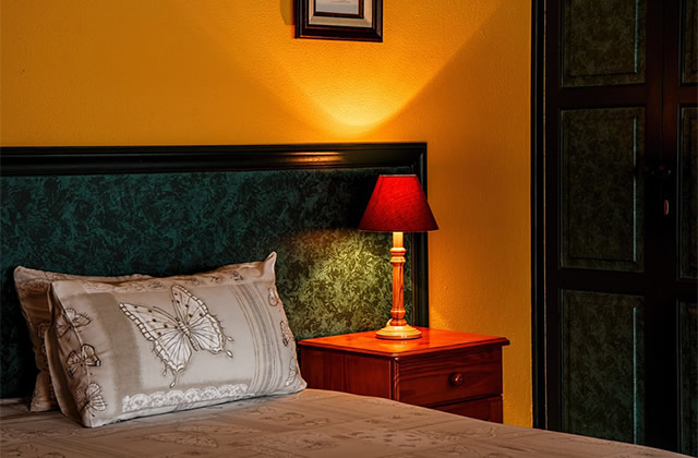 家用床头灯有哪些种类 卧室壁灯好还是台灯好 