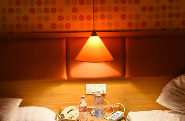 床头灯泡多少瓦合适 床头灯亮点好还是暗点好 