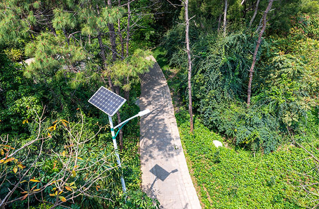 市电路灯和太阳能路灯的区别有哪些 太阳能路灯和市电路灯哪个亮 