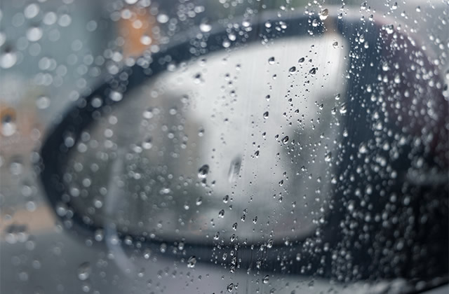 汽车玻璃起雾原因是什么 汽车侧窗玻璃起雾怎么办 