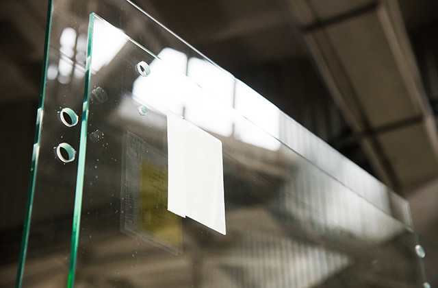 钢化玻璃和普通玻璃的区别在哪里 如何分辨钢化玻璃和普通玻璃 