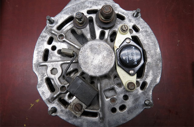 汽车发电机坏了有什么症状 如何保养汽车驱动电机 